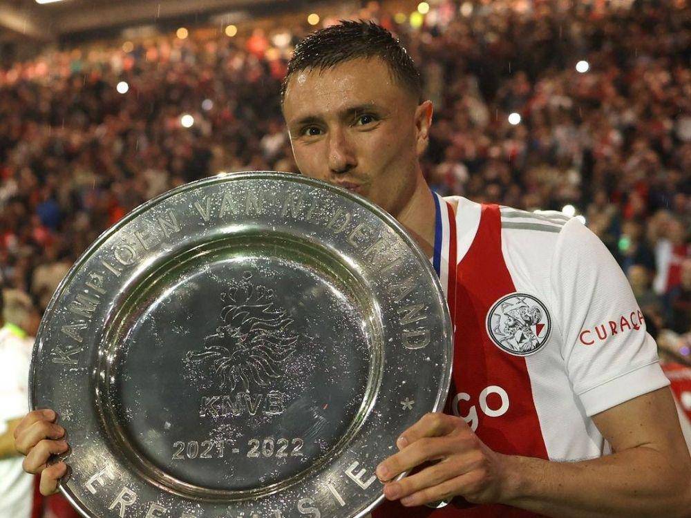 Steven Berghuis memegang trofi Eredivisie Belanda 2021/2022. (instagram.com/afcajax)