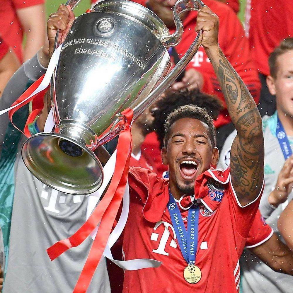 Jerome Boateng mengangkat trofi Liga Champions 2019/2020. (instagram.com/jeromeboateng)