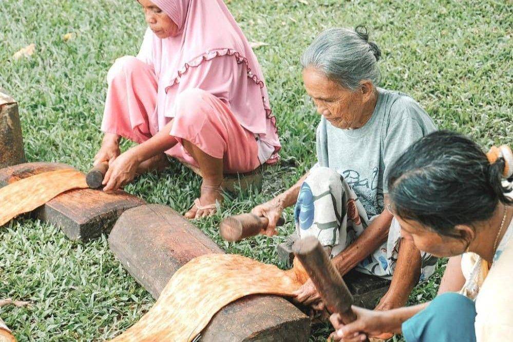Proses pemukulan kulit kayu lantung. (instagram.com/semilir_ecoprint)