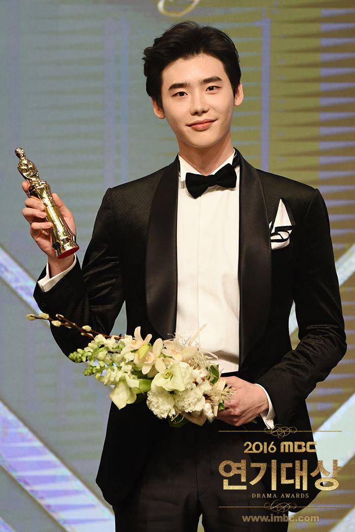 Lee Jong Suk (dok. MBC/MBC Drama Awards 2016)