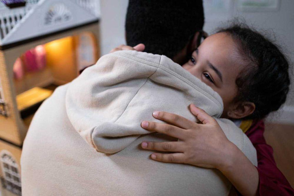 7 Bahasa Cinta Ayah untuk Anak, Banting Tulang demi Keluarga