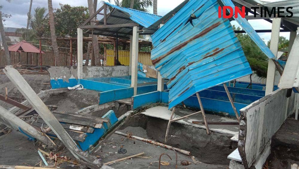 Bangunan yang rusak di pinggir pantai Kota Mataram akibat hujan lebat, angin kencang dan gelombang tinggi. (IDN Times/Muhammad Nasir)