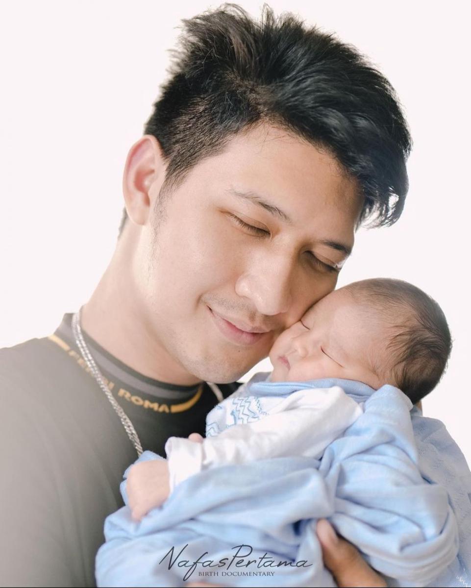 Aditya Zoni momong anak. (instagram.com/real_aditya1)