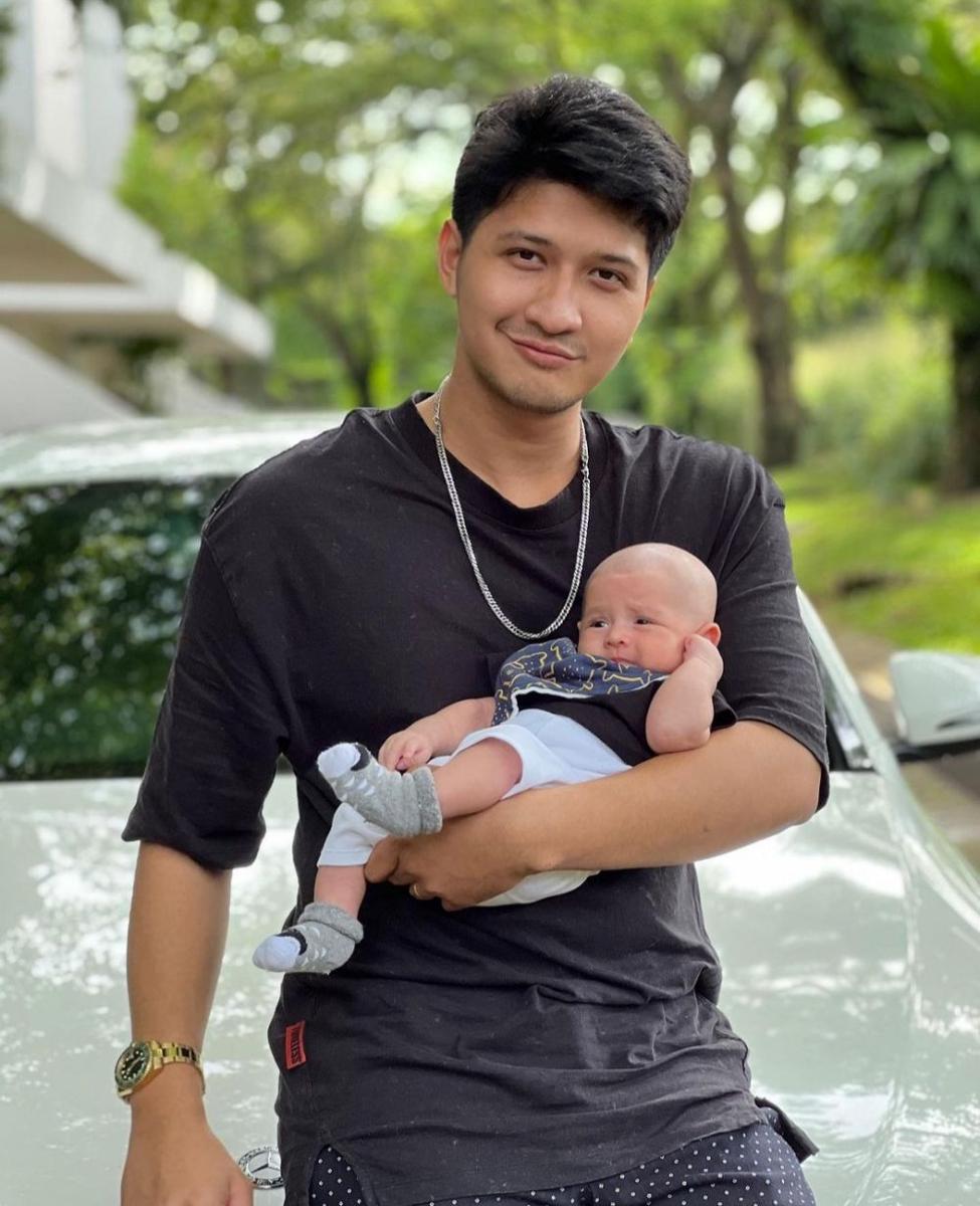 Aditya Zoni momong anak. (instagram.com/real_aditya1)