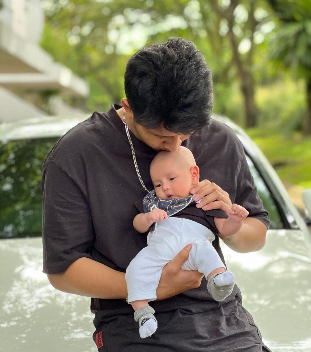 Aditya Zoni momong anak. (instagram.com/real_aditya1)
