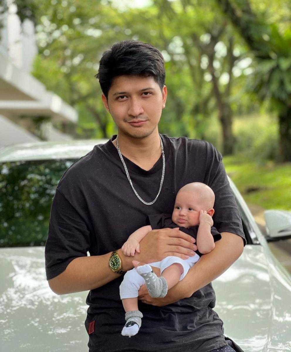Aditya Zoni momong anak. (instagram.com/real_aditya1)
