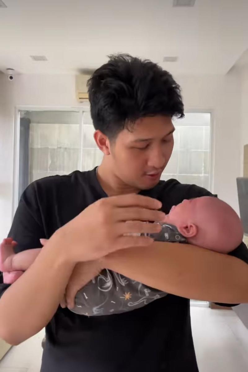 Aditya Zoni momong anak. (instagram.com/real_aditya1)