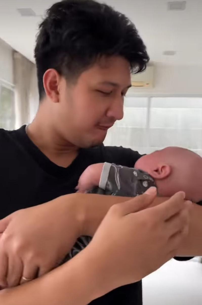 Aditya Zoni momong anak. (instagram.com/real_aditya1)