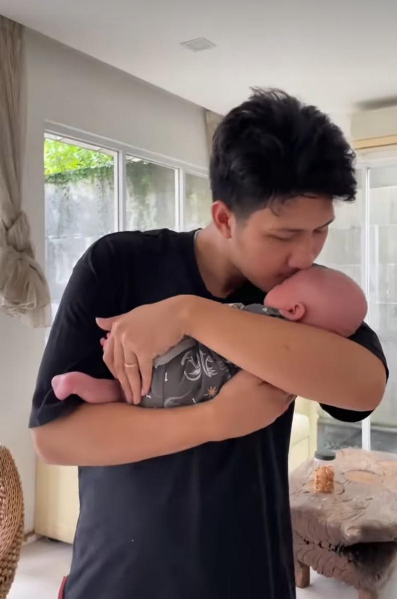 Aditya Zoni momong anak. (instagram.com/real_aditya1)