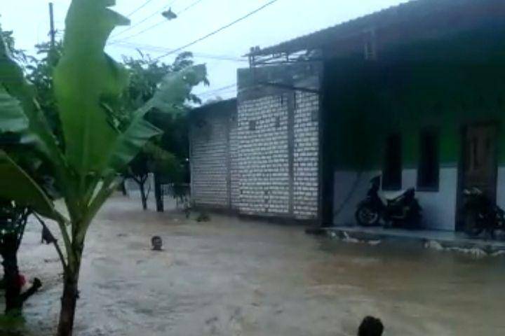 Cuaca ekstrem di Lamongan mengakibatkan puluhan rumah terendam banjir dan rusak tersapu angin . Dok Istimewa