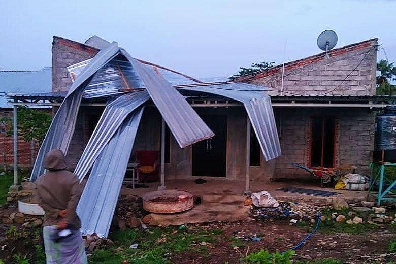 Diterjang Angin Kencang, Belasan Atap Rumah Warga di Dompu Ambruk