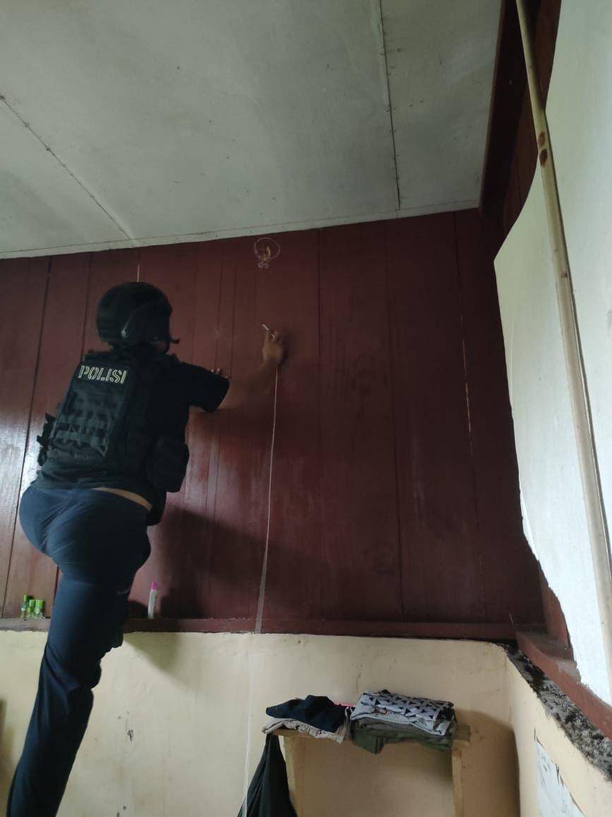 Satu personel kepolisian saat memeriksa bekas penembakan, IDN Times/ Istimewa