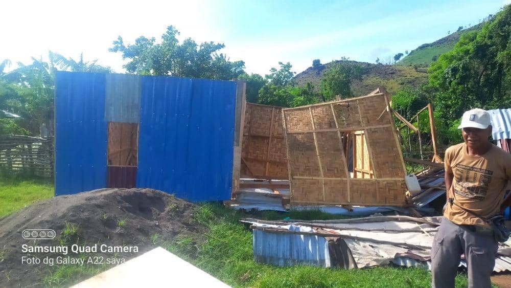 Kondisi rumah warga usai diterpa angin kencang (Dok/Polsek Woja)
