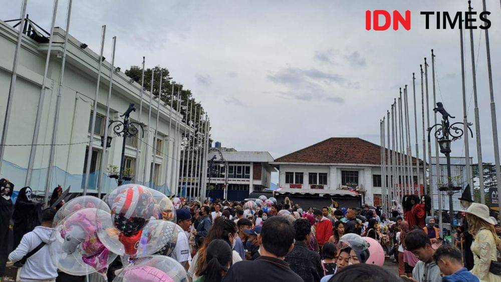 Suasana malam tahun baru di Jalan Asia Afrika