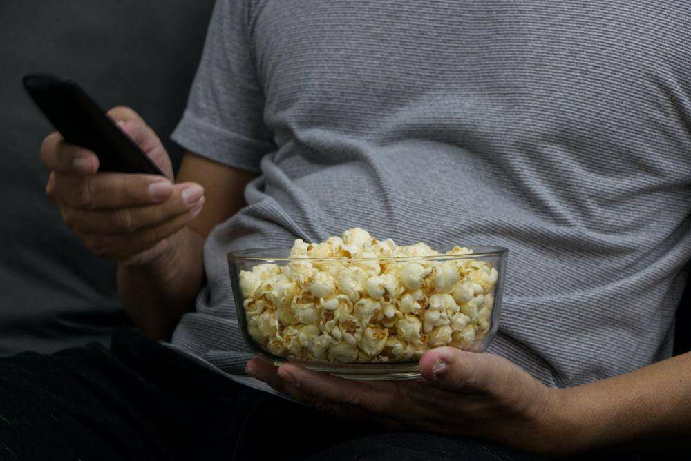 ilustrasi makan popcorn (pexels.com/Srattha Nualsate)