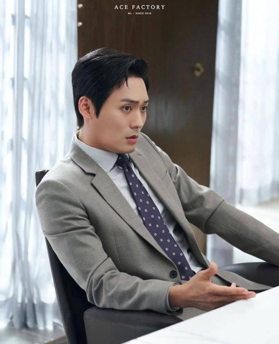 Choi Dae Hoon di drama Extraordinary Attorney Woo (instagram.com/acefactory.official)