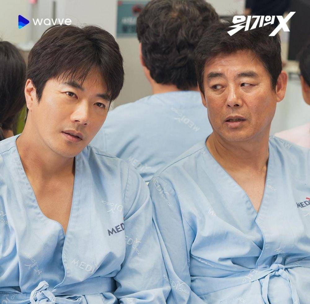Kwon Sang Woo dan Sung Dong Il di drama X in Crisis (instagram.com/wavve.official)