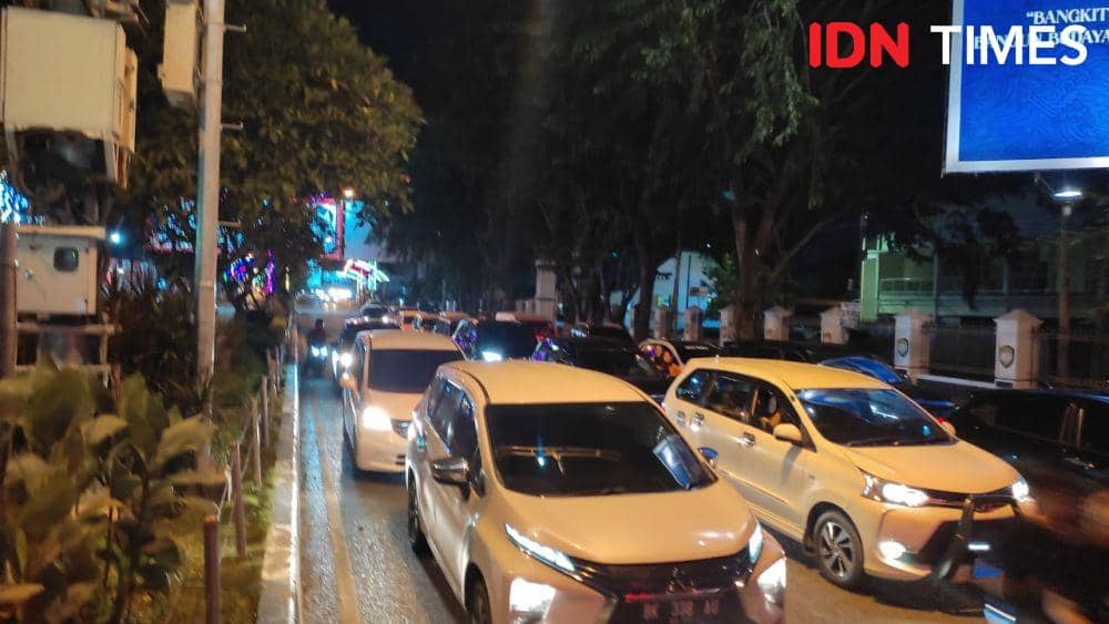 Meski tanpa kembang api dan petasan, warga Banda Aceh tetap ramai di malam tahun baru. (IDN Times/Muhammad Saifullah)