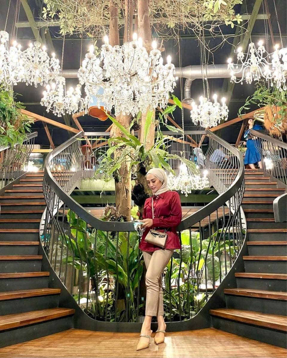 OOTD Yulita dengan kemeja hitsnya (instagram.com/yulitamci5real)