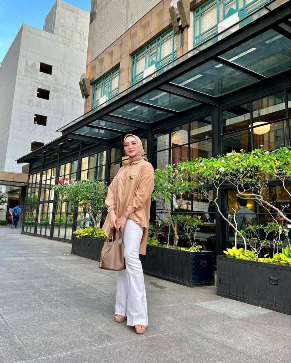 Yulita dan padu padan kemeja hitsnya (instagram.com/yulitamci5real)