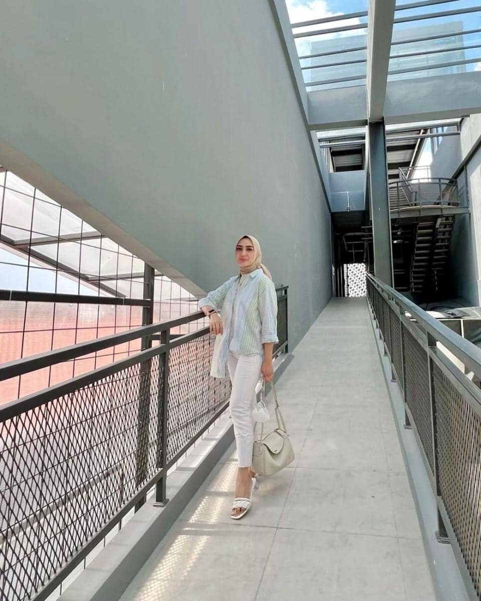 Yulita dengan kemeja hitsnya (instagram.com/yulitamci5real)