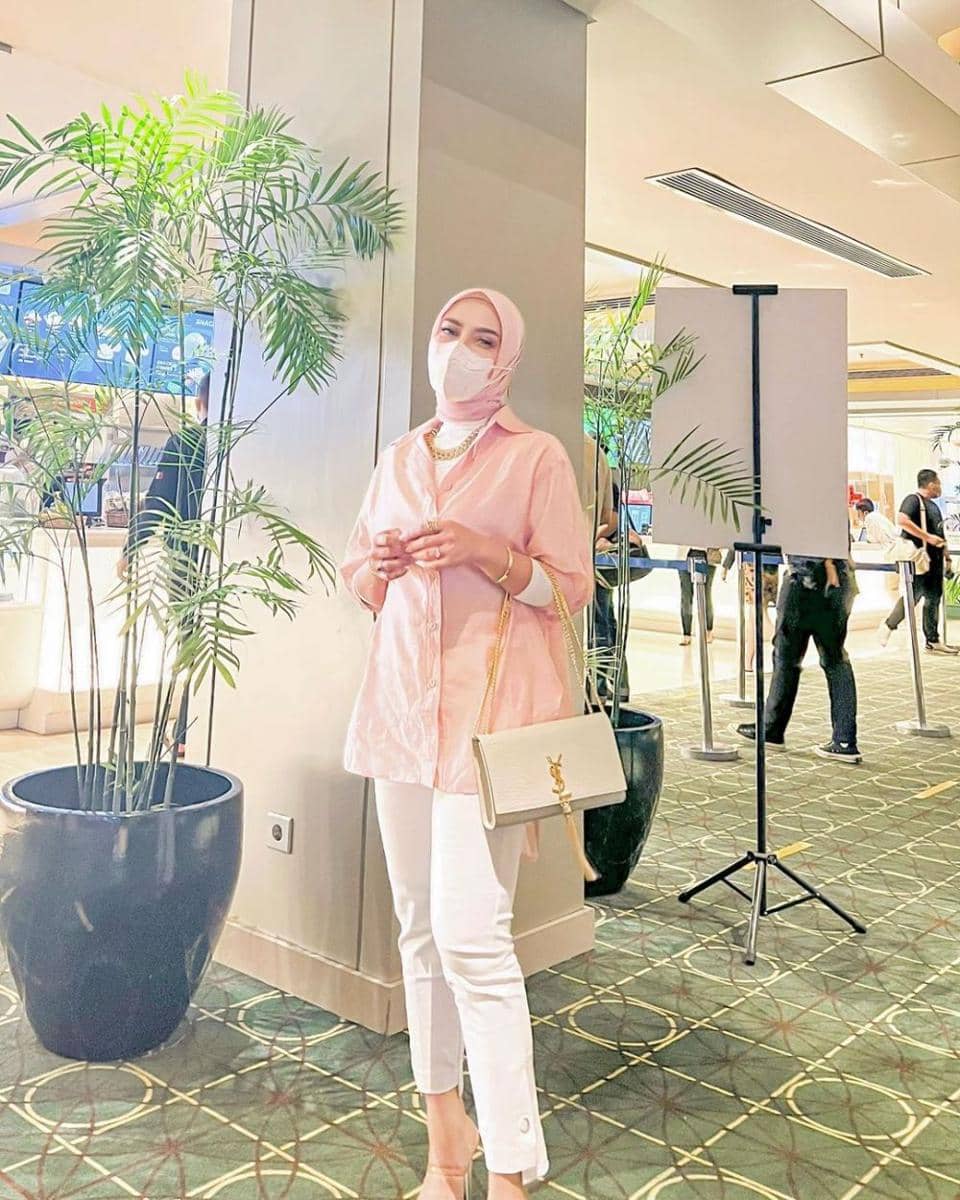 Yulita dengan kemeja hitsnya (instagram.com/yulitamci5real)