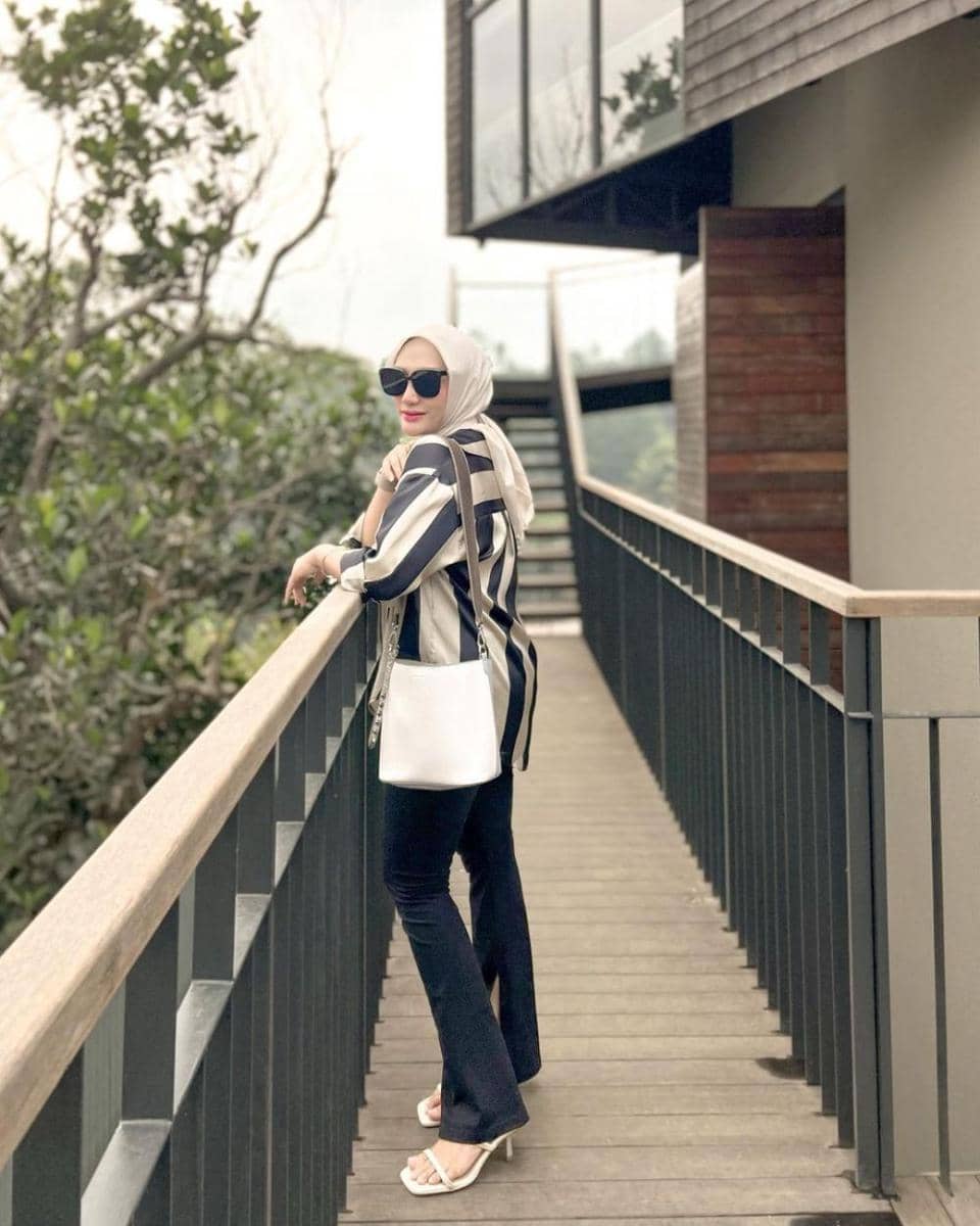 Mama Lita dengan kemeja hitsnya (instagram.com/yulitamci5real)