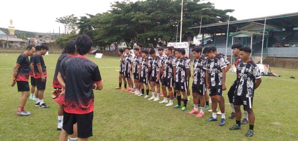 Suasana latihan para pemain Persim Maros di Stadion Persesos Sorowako, Minggu 25 Desember 2022. (Dok. Ofisial Persim Maros)