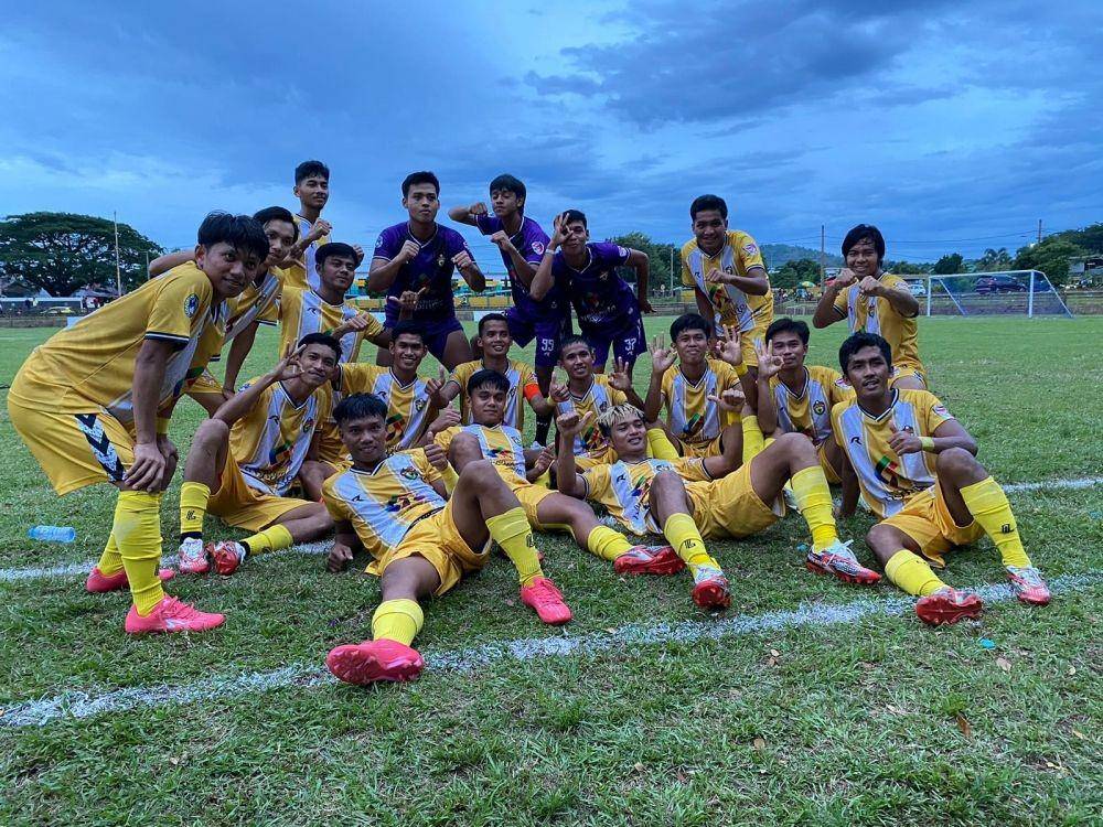 Para pemain Perslutim Luwu Timur merayakan kemenangan atas Bank Sulselbar FC di Stadion Persesos Sorowako, Selasa 27 Desember 2022. (Dok. Istimewa)
