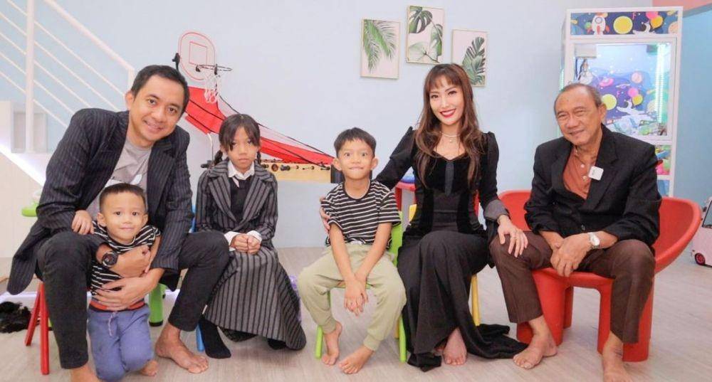 Tahun baru keluarga Ayu Dewi (Instagram.com/mrsayudewi/)