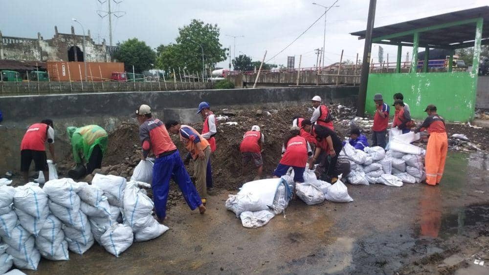Ilustrasi perbaikan tanggul jebol penyebab banjir di Kota Semarang (dok. Humas Pemkot Semarang)