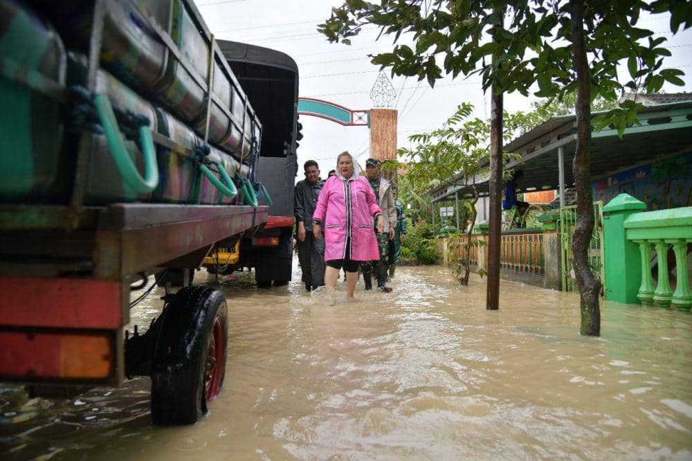 Wali Kota Semarang, Hevearita Gunaryanti Rahayu sata meninjau banjir (Dok. Humas Pemkot Semarang)