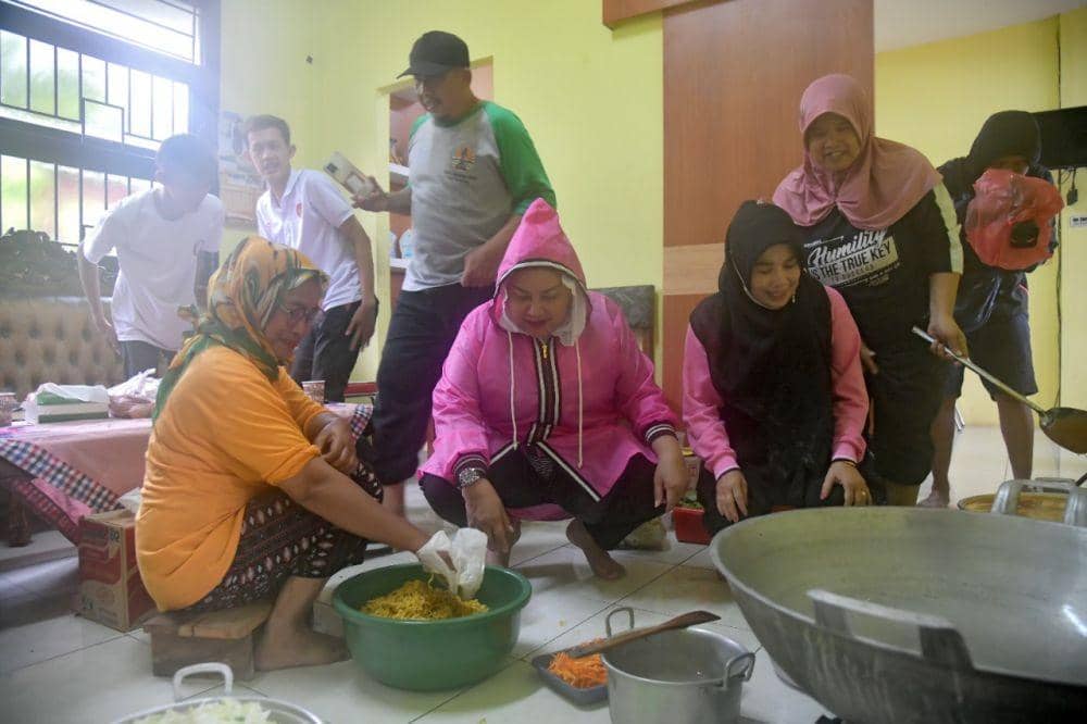 Dapur umum bagi warga terdampak banjir di Kota Semarang. (dok. Humas Pemkot Semarang)