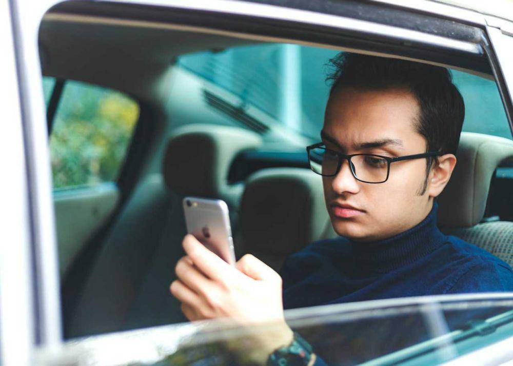 ilustrasi pria di mobil (pexels.com/Ramin Aghaei)