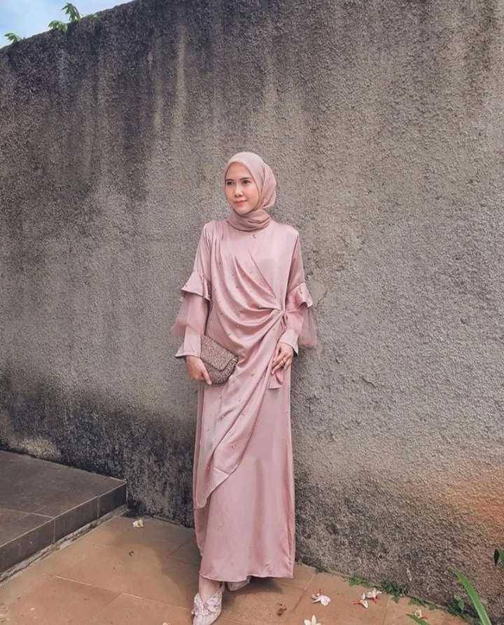 Ilustrasi gamis warna dusty. (Instagram.com/gaunpestamewah)
