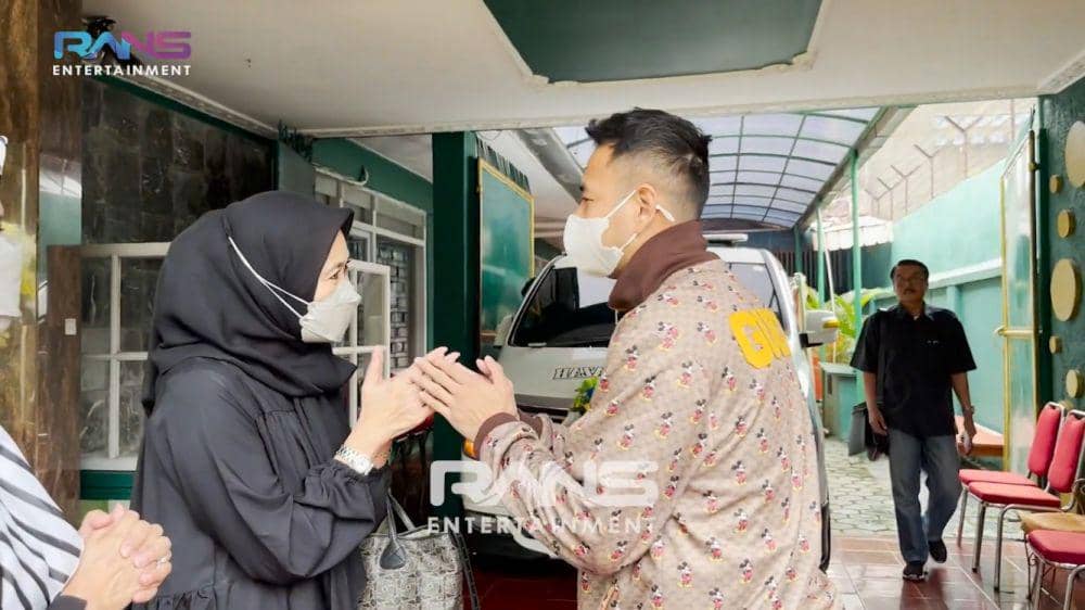 potret momen pemakaman nenek Raffi Ahmad (youtube.com/ransentertaiment)