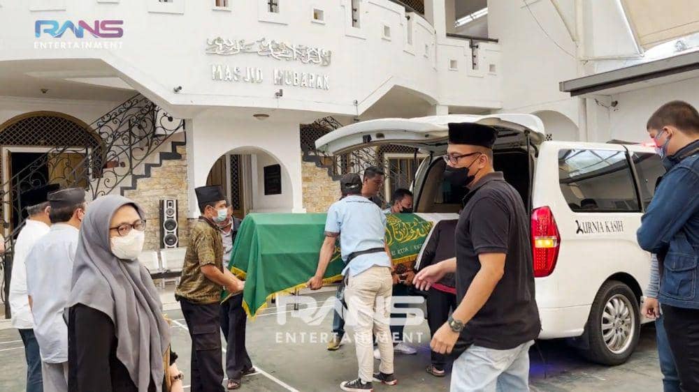 proses momen pemakaman nenek Raffi Ahmad (youtube.com/ransentertaiment)
