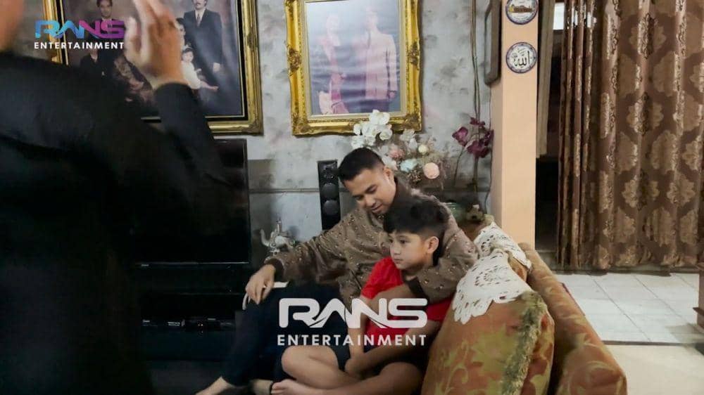 potret momen pemakaman nenek Raffi Ahmad (youtube.com/ransentertaiment)