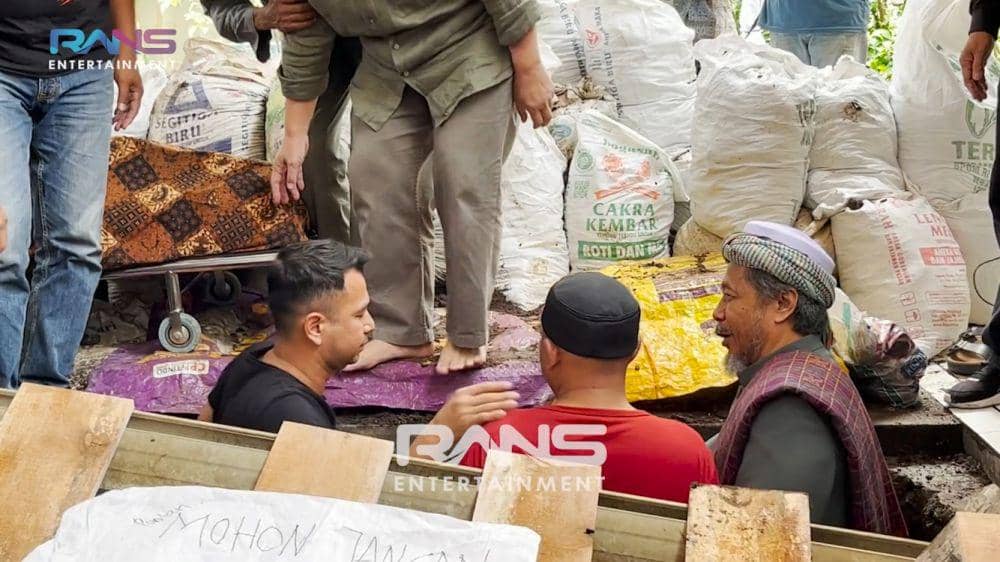 potret momen pemakaman nenek Raffi Ahmad (youtube.com/ransentertaiment)