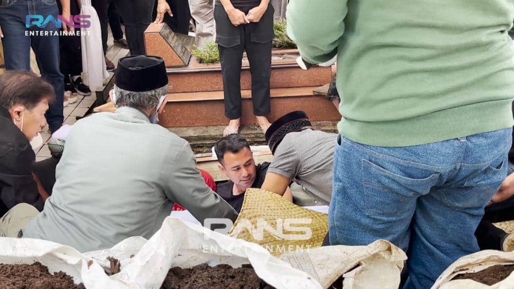 potret momen pemakaman nenek Raffi Ahmad (youtube.com/ransentertaiment)