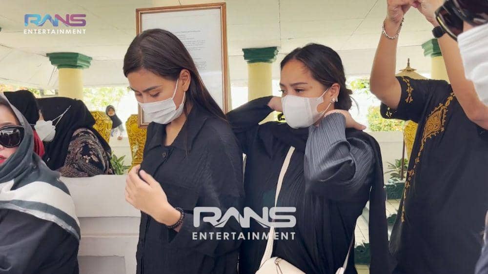 potret momen pemakaman nenek Raffi Ahmad (youtube.com/ransentertaiment)