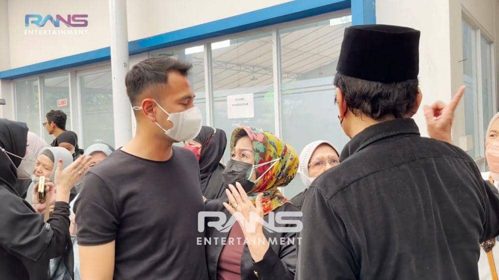 potret momen pemakaman nenek Raffi Ahmad (youtube.com/ransentertaiment)