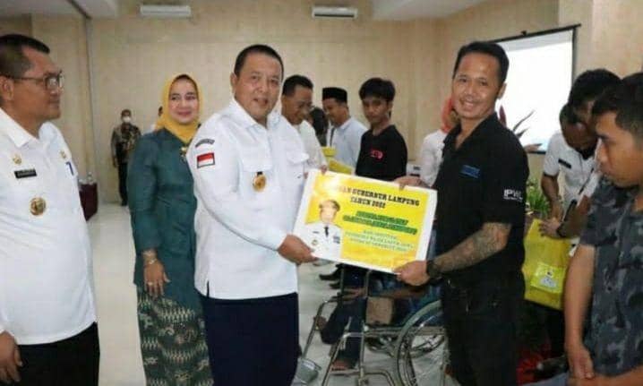 Gubernur Lampung, Arinal Djunaidi menyerahkan santunan untuk korban bencana banjir di Lampung (Kominfo Pemprov Lampung)