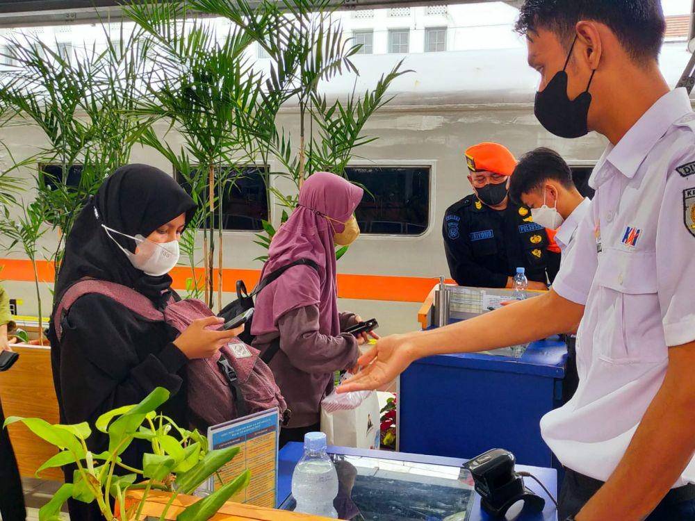Pemeriksaan tiket kereta api (Dok.IDN Times/KAI DAOP 1)