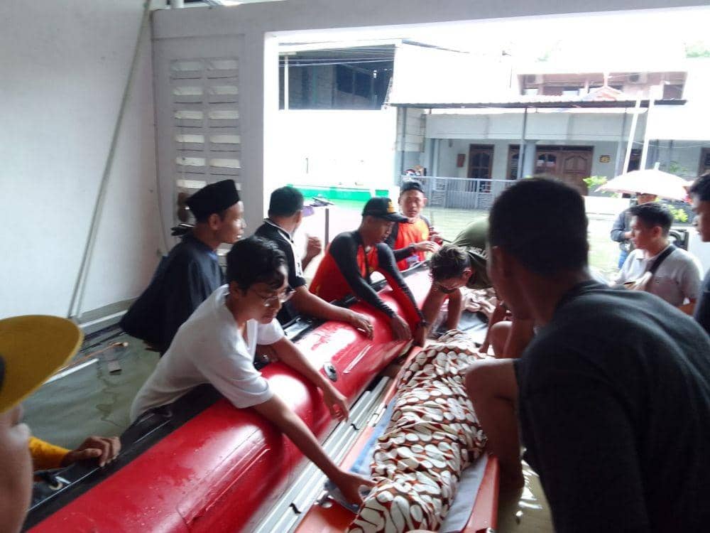 172 Warga Semarang Dievakuasi Tim SAR, 1 Jenazah Digotong Pakai Perahu Karet