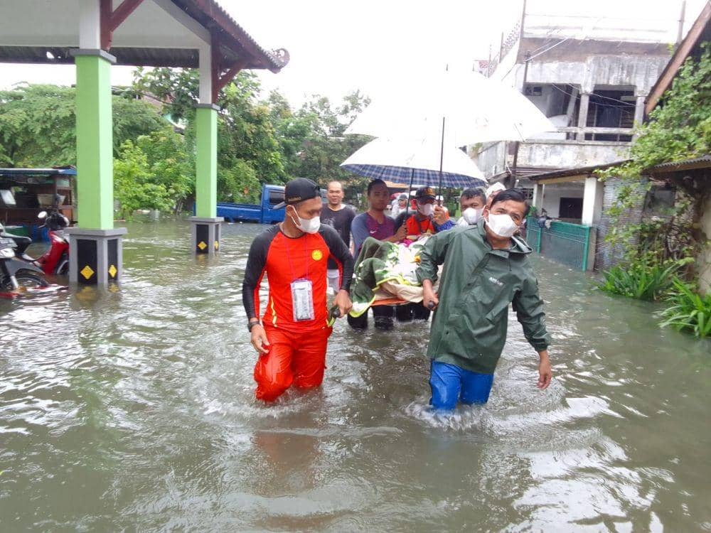 Proses evakuasi yang dilakukan tim SAR. (IDN Times/Dok Basarnas Semarang)