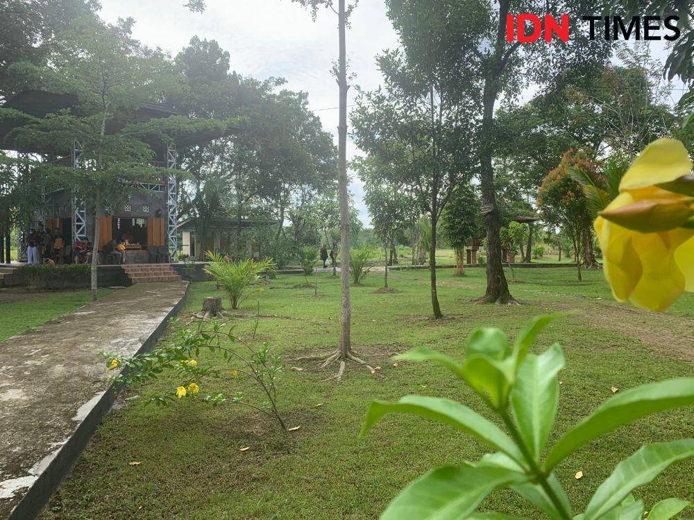 (Suasana kampung Selarai Indah Sekayu yang selalu ramai saat musim liburan) IDN Times/Yuliani
