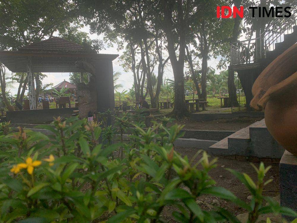 (Suasana kampung Selarai Indah Sekayu yang selalu ramai saat musim liburan) IDN Times/Yuliani