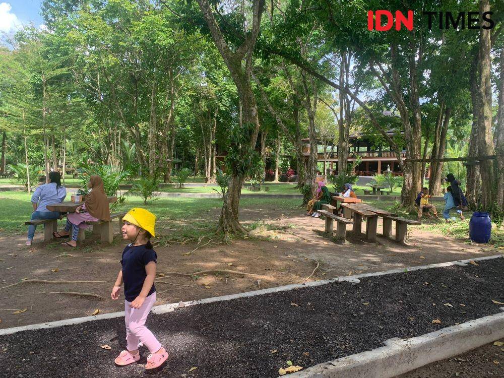 (Suasana kampung Selarai Indah Sekayu yang selalu ramai saat musim liburan) IDN Times/Yuliani