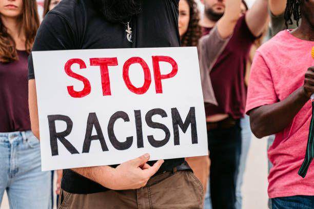 ilustrasi demo stop rasisme (istockphoto/urbazon)